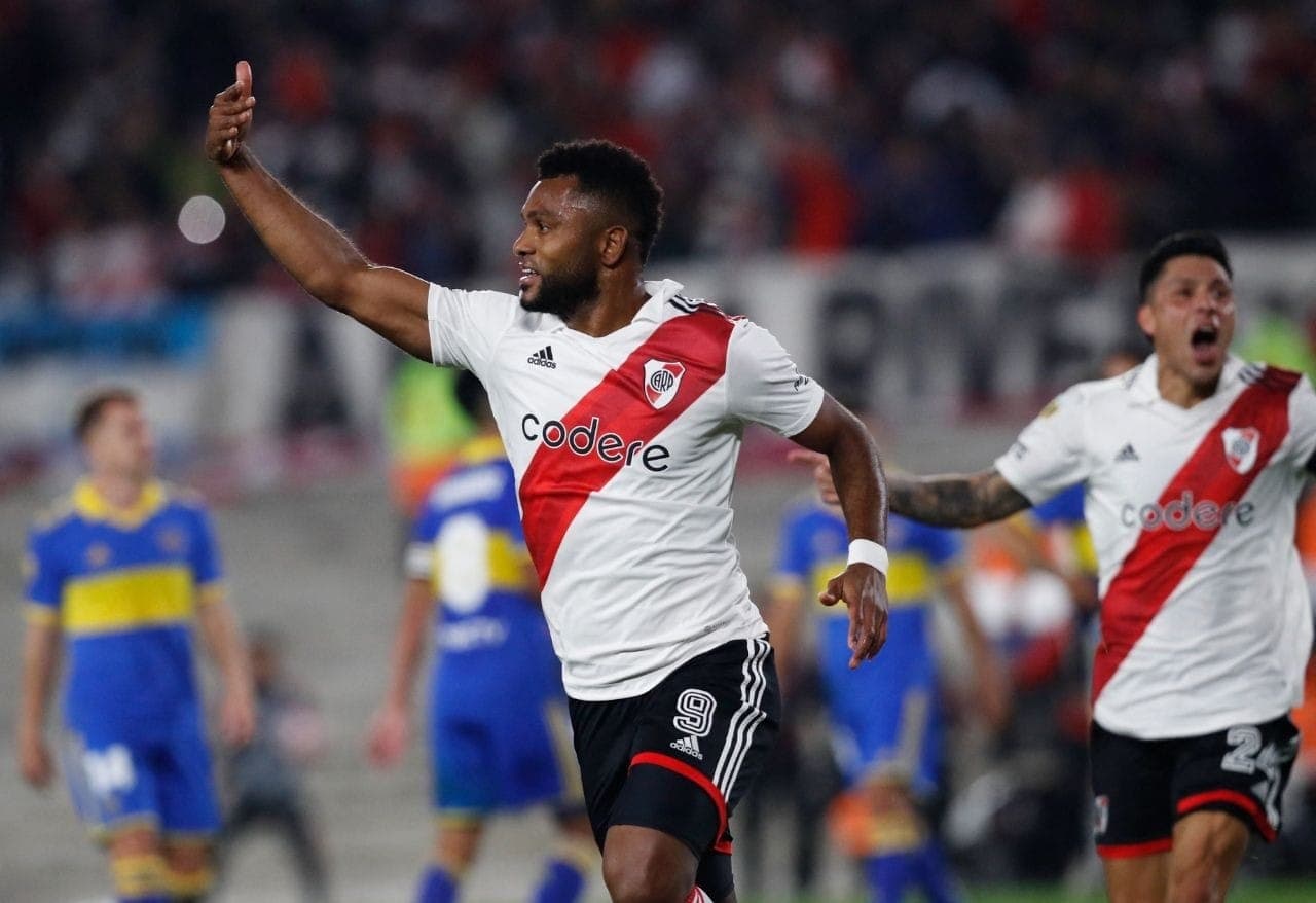 Borja em ação pelo River Plate contra o Boca