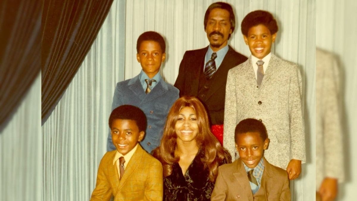 Ike e Tina Turner com seu filhos por volta de 1972