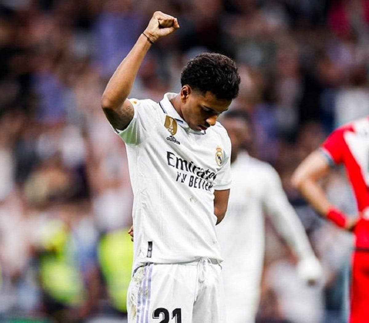Rodrygo faz sinal antirracismo em homenagem a Vini Jr.