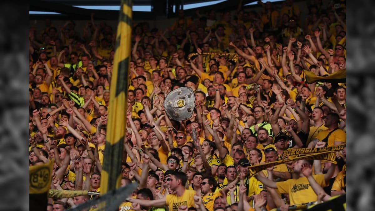 Torcida do Borussia Dortmund com a taça comemorando a vitória sobre o Augsburg