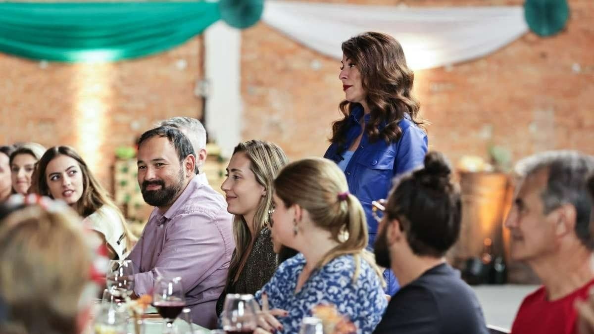 Ana Paula Padrão comanda prova de serviço no MasterChef