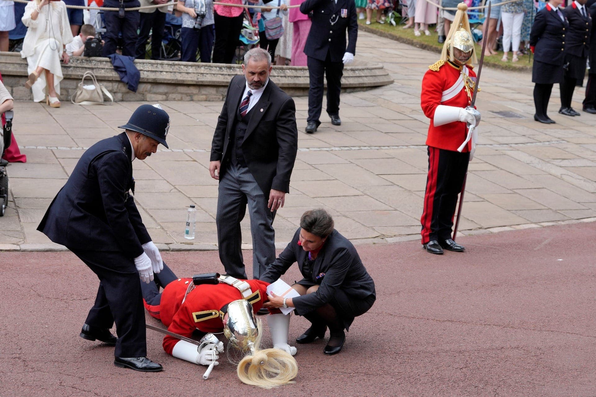 Soldado da Guarda Real Britânica desmaia durante o desfile