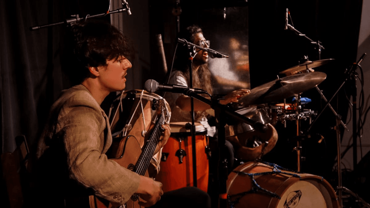 Dupla se apresenta com temas instrumentais e canções autorais