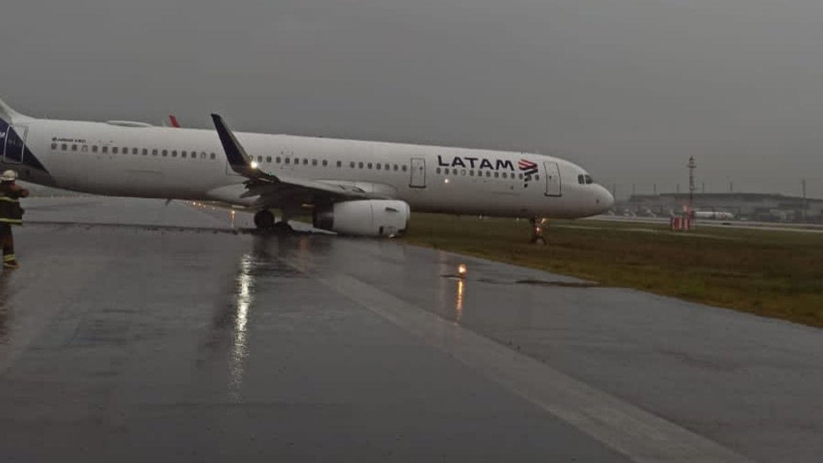 Avião da Latam derrapa no Aeroporto de Florianópolis