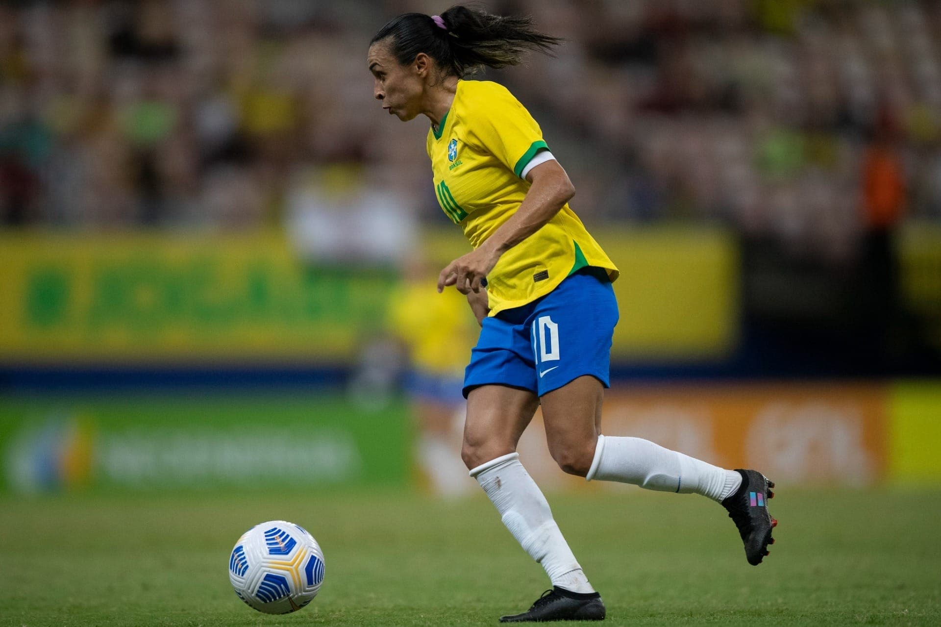 Marta jogando pela seleção brasileira feminina