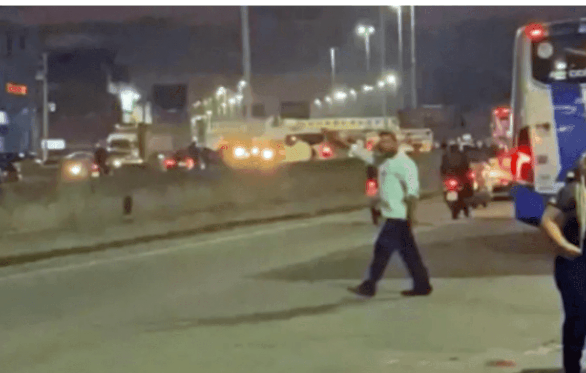 Motorista abandona ônibus lotado e vai embora em outro veículo
