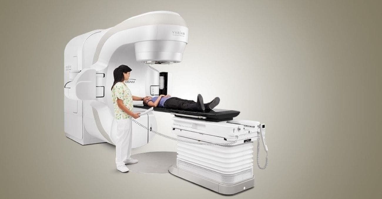 Aplicação de radioterapia pelo aparelho acelerador linear (figura 1)