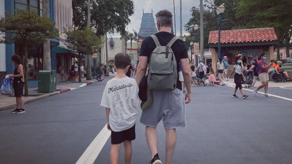 Theo, filho de Sandy e Lucas Lima, passeia com o pai na Disney em 2022