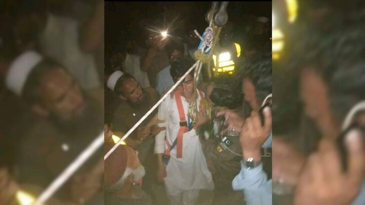 resgate de crianças em teleférico no paquistão é feito por cabos após o anoitecer