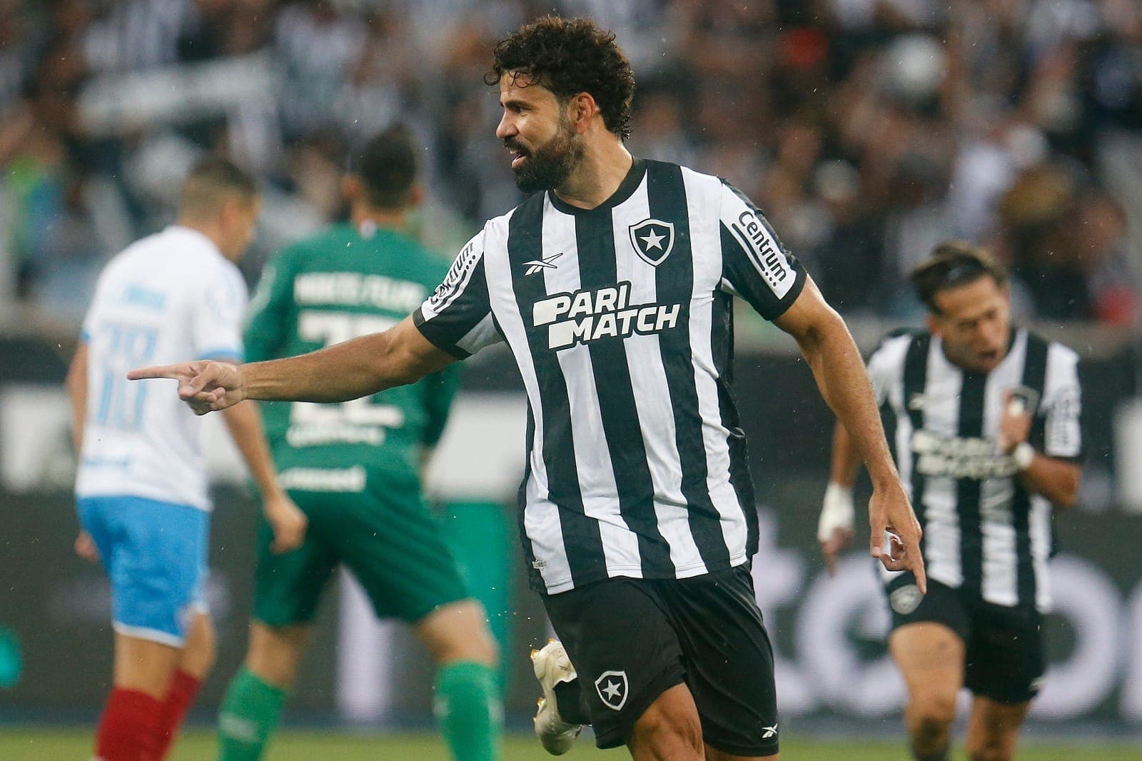 Diego Costa desencantou e marcou dois sobre o Bahia