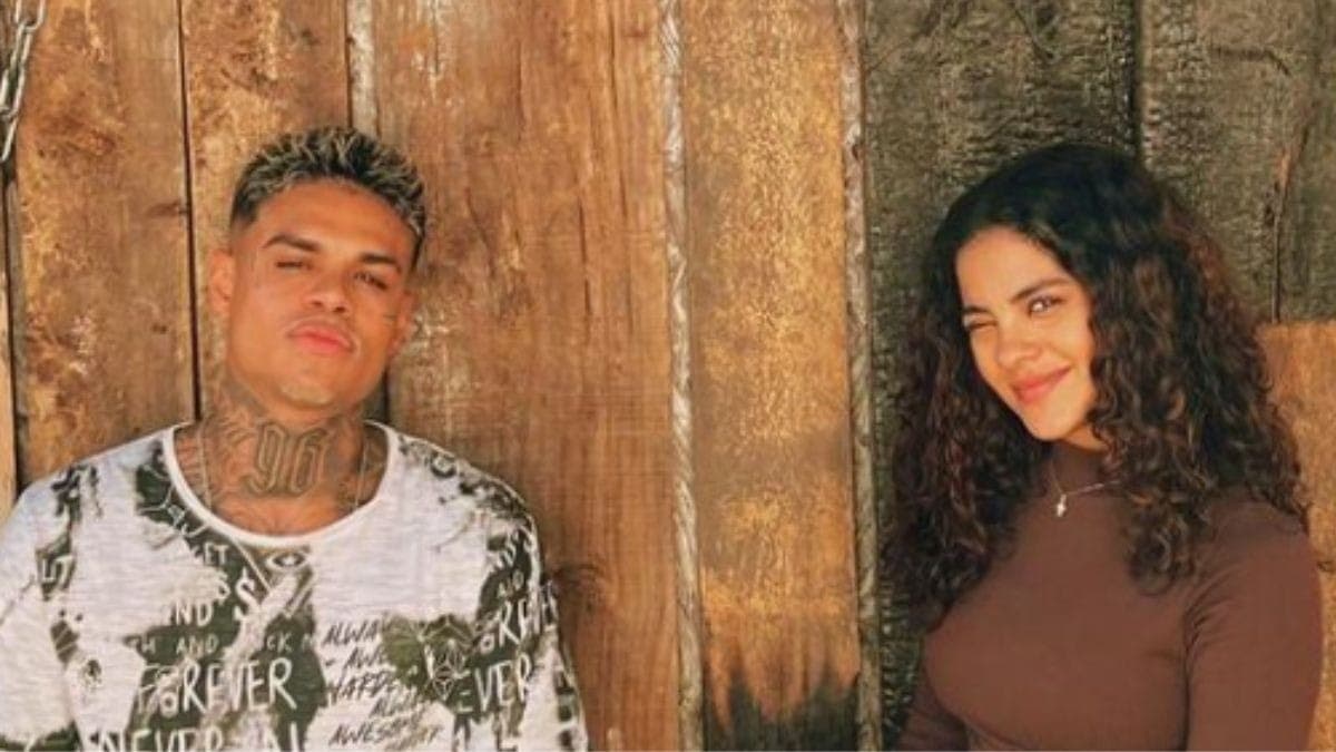 MC Cabelinho posa com a agora ex-namorada, a atriz Bella Campos