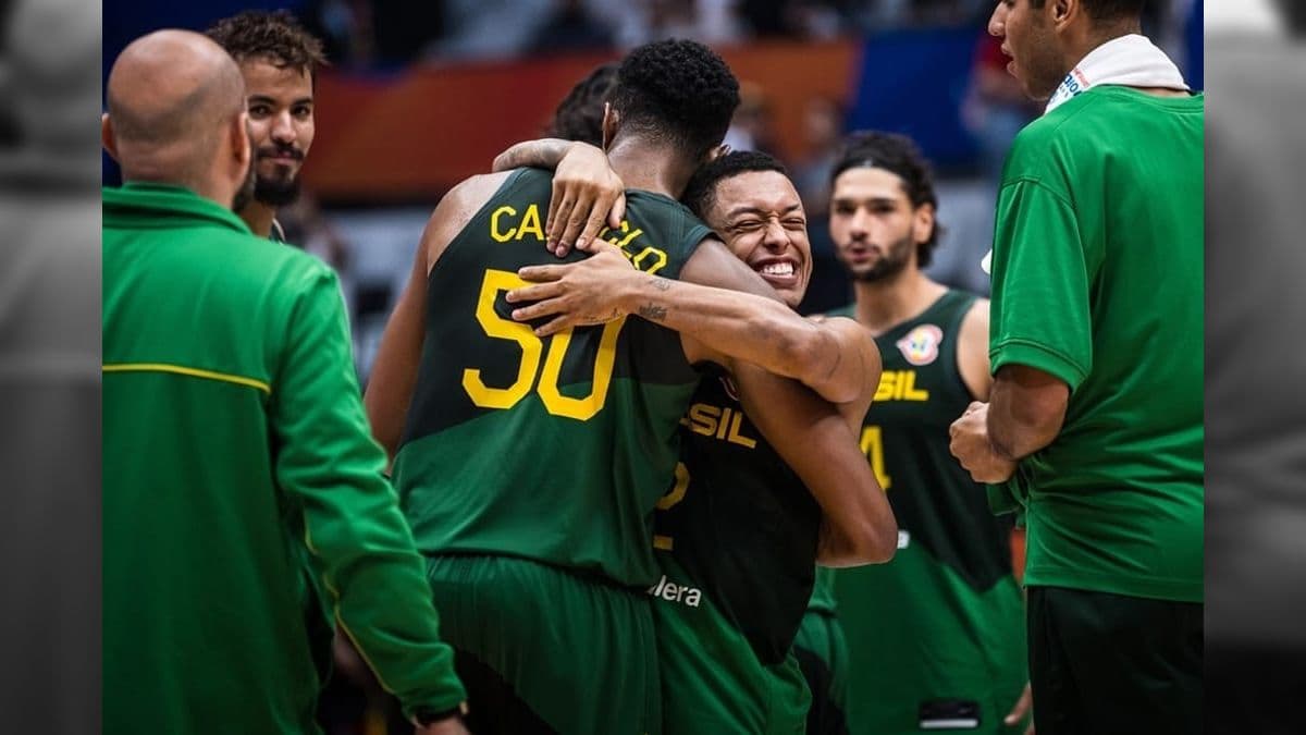 Bruno Caboclo e Yago comemoram a vitória do Brasil contra o Canadá
