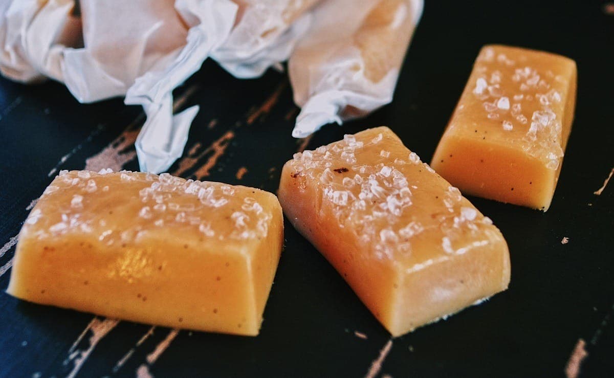Carole Crema ensina receita de bala de caramelo possível de fazer em casa
