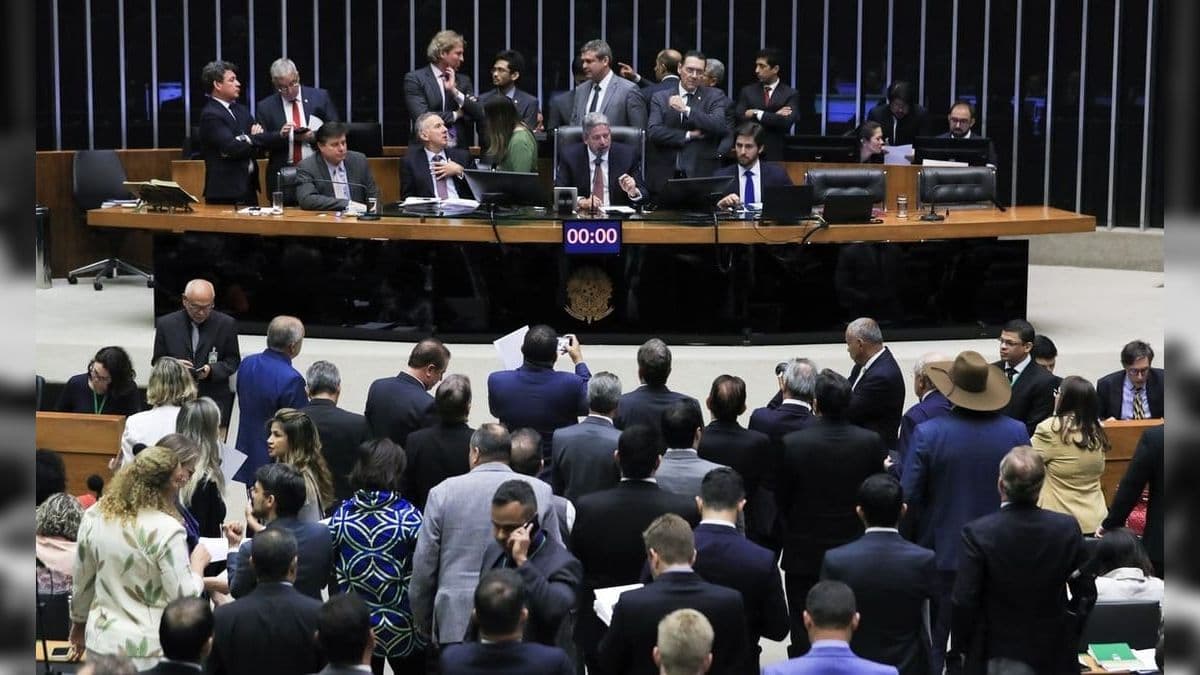 Com 323 votos a favor e 119 contra, texto segue para Senado