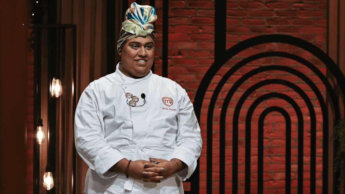 Wilton escuta avaliação dos jurados durante a final do MasterChef 2023