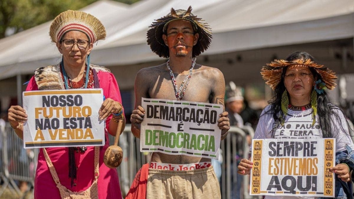 Povos indígenas marcham em Brasília contra marco temporal