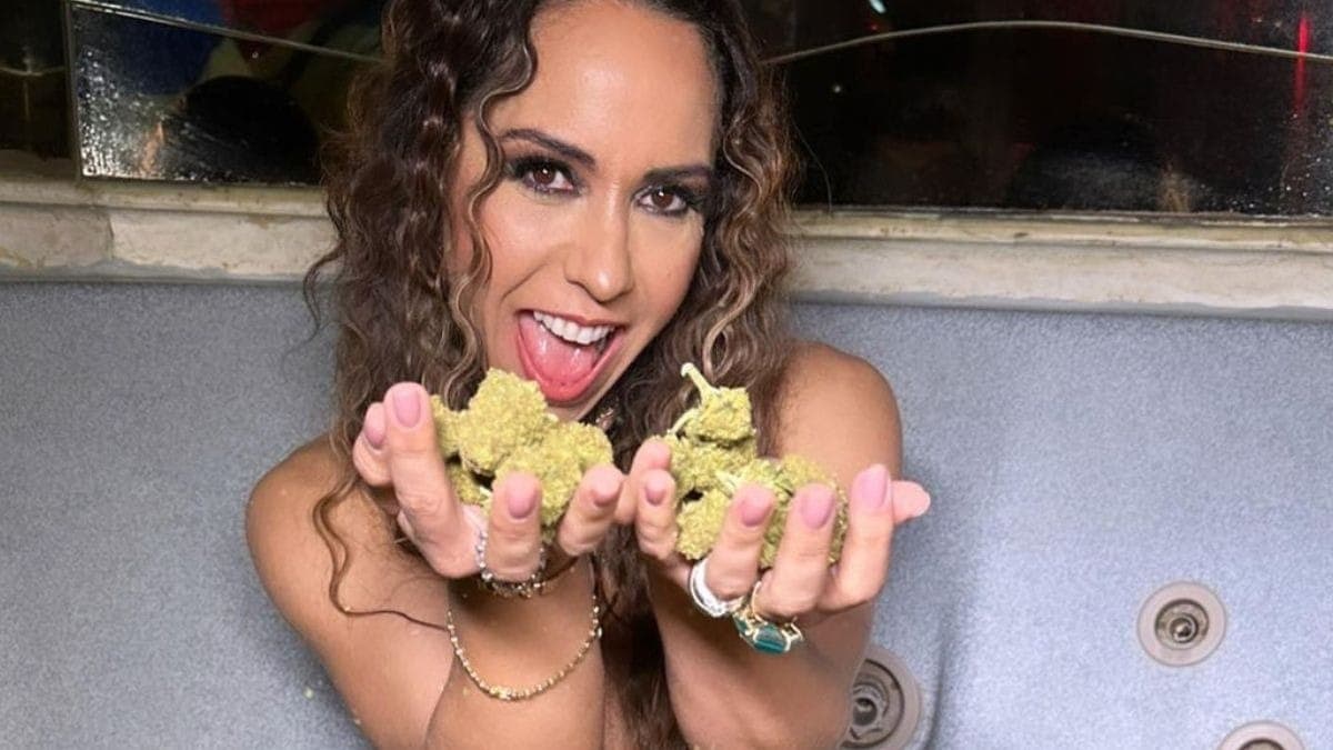 Mulher Melão faz fotos com maconha