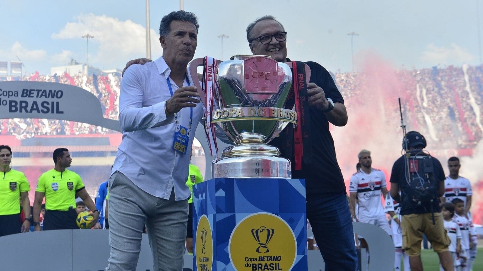 Ídolos de Flamengo e São Paulo com a taça da Copa do Brasil