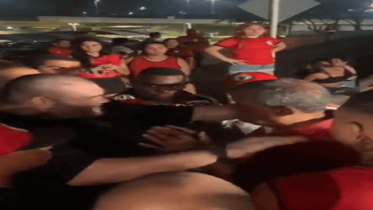 Torcedores do Flamengo protestando no Aeroporto do Galeão