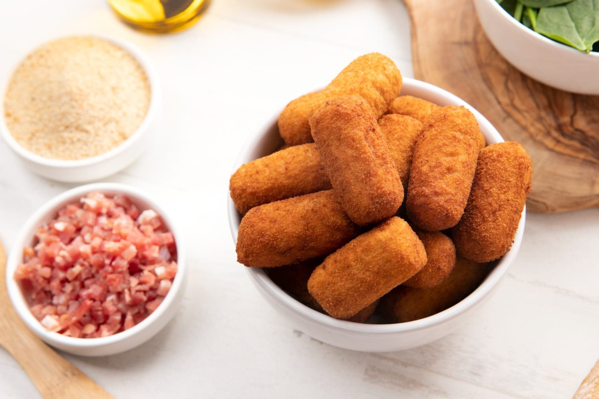 Bolinho e croquete são diferentes tanto no formato quanto na massa e recheio