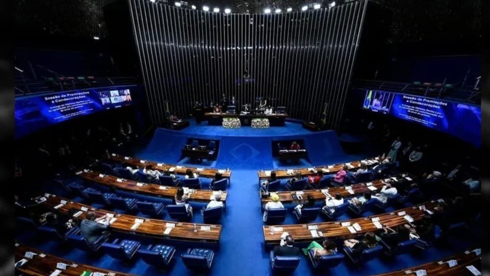 Deputados e senadores se deslocam de seus Estados para Brasília com frequência, acumulando pontos em programas de milhagem