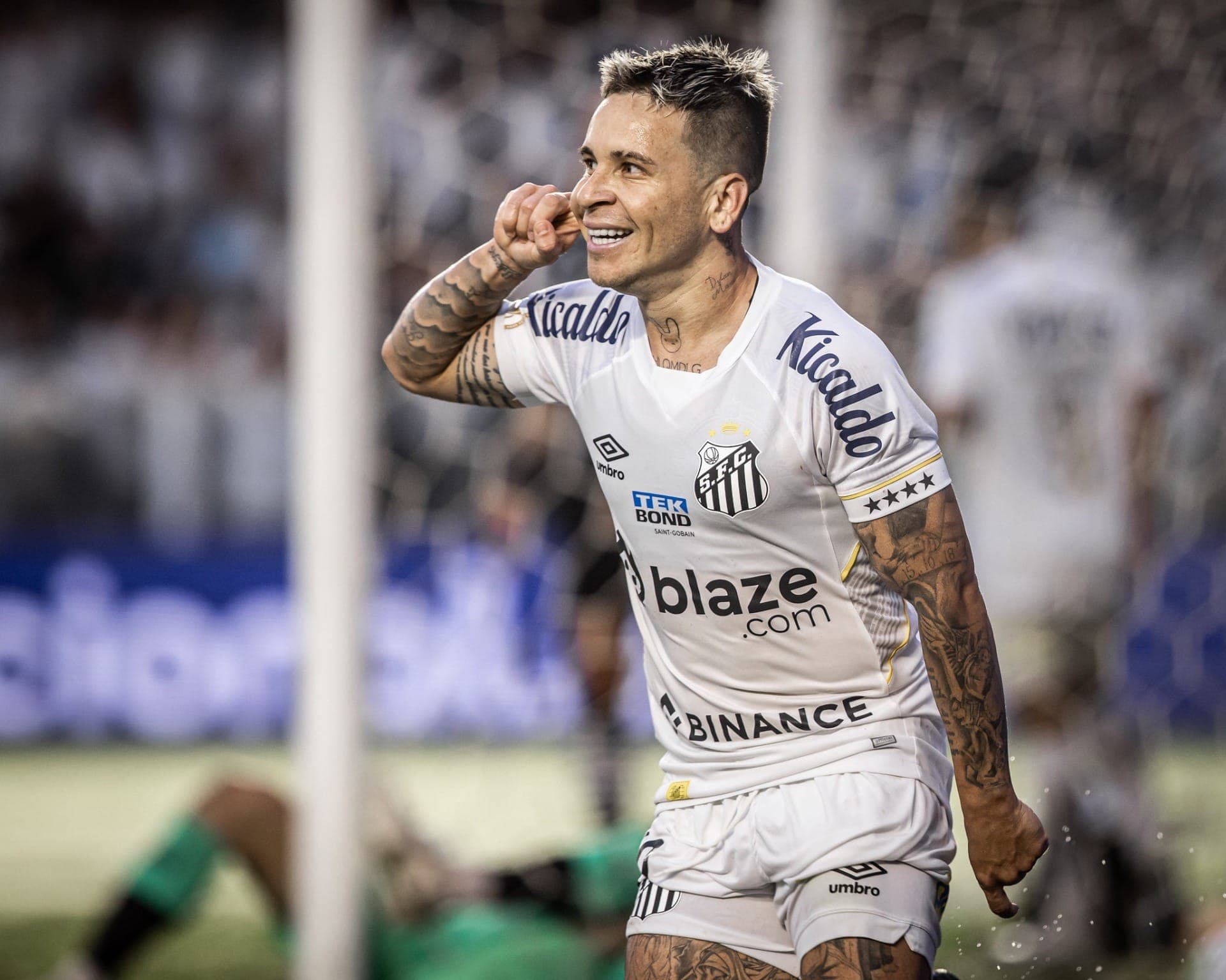 Em ação pelo Santos, Soteldo comemora gol contra o Vasco no Brasileirão