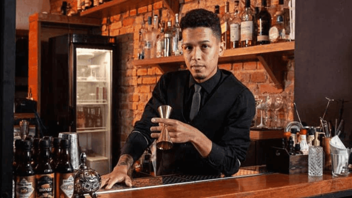 Vinícius Demian trabalha no Le Syndicat, considerado um dos 50 melhores bares do mundo