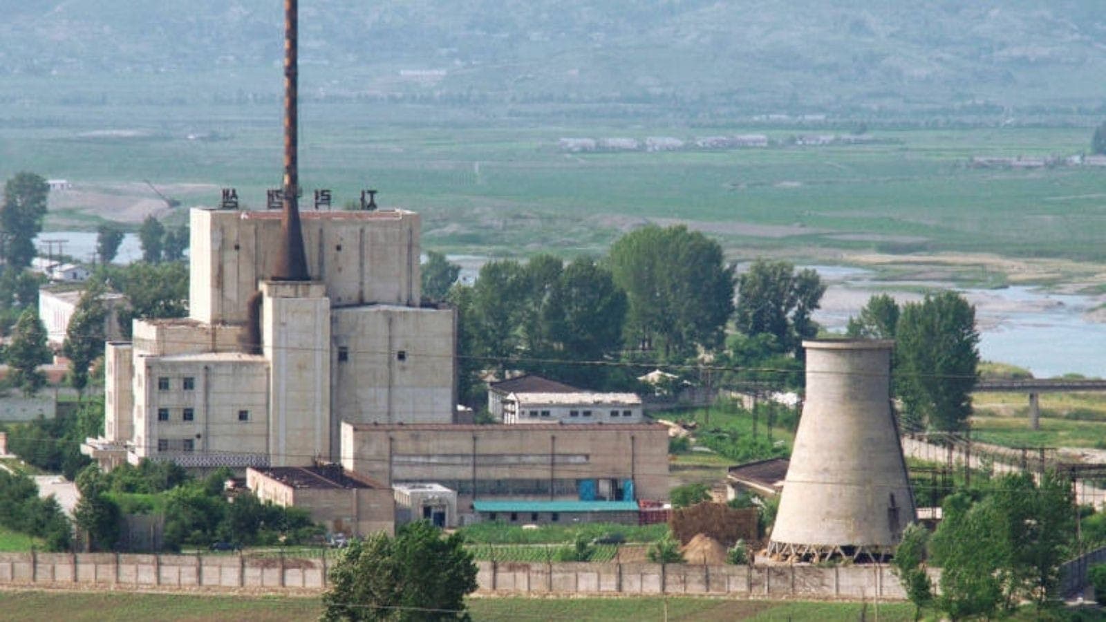 Reator nuclear de complexo atômico na Coreia do Norte
