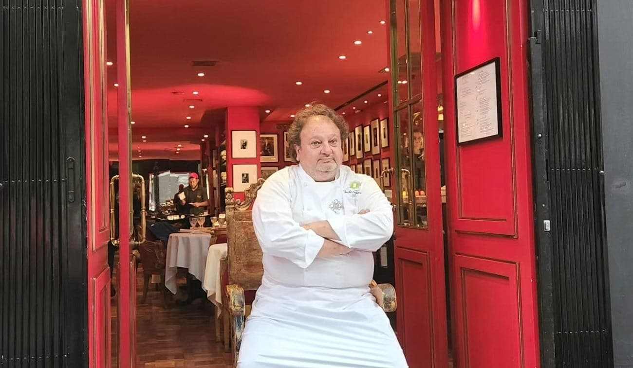 Erick Jacquin na porta do Président, em São Paulo