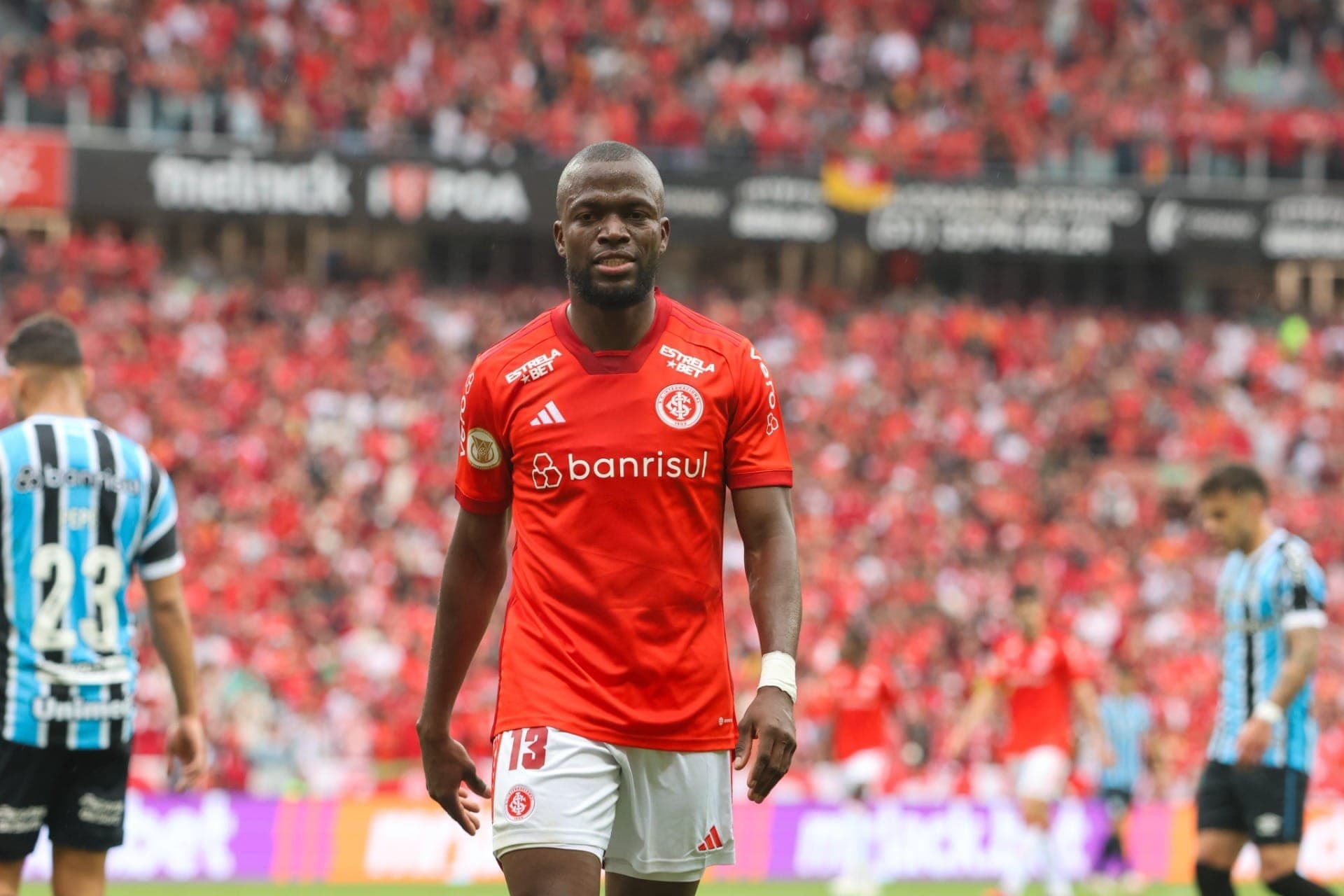 Valencia marca para o Inter contra o Grêmio, no Gre-Nal 440