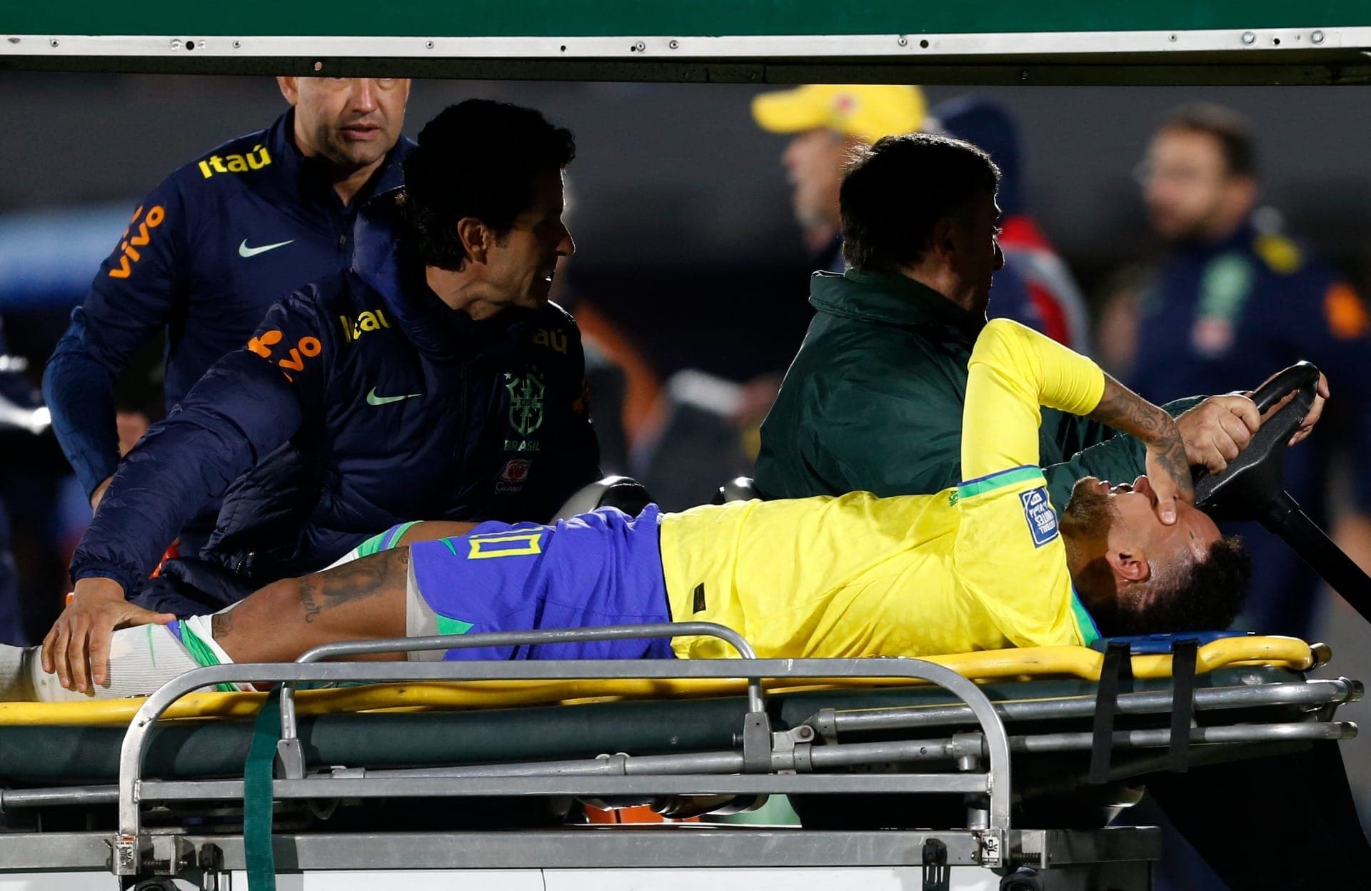 Neymar sai de maca, chorando, após choque com uruguaio