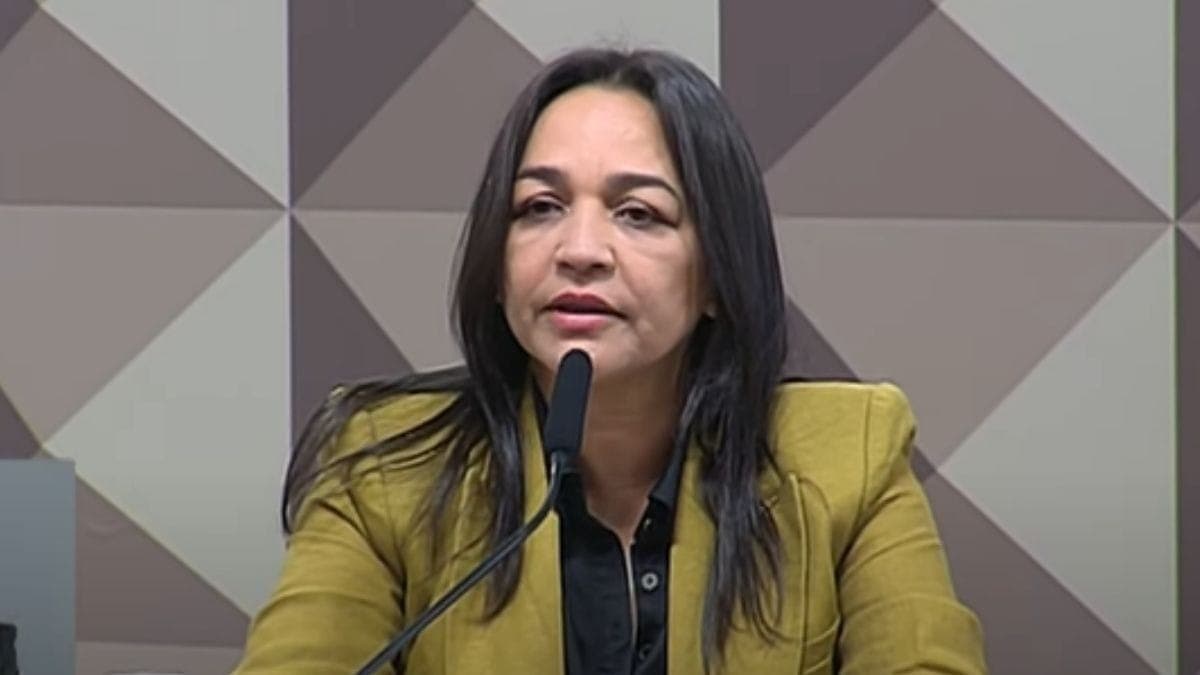 Senadora Eliziane Gama faz a leitura do relatório da CPMI