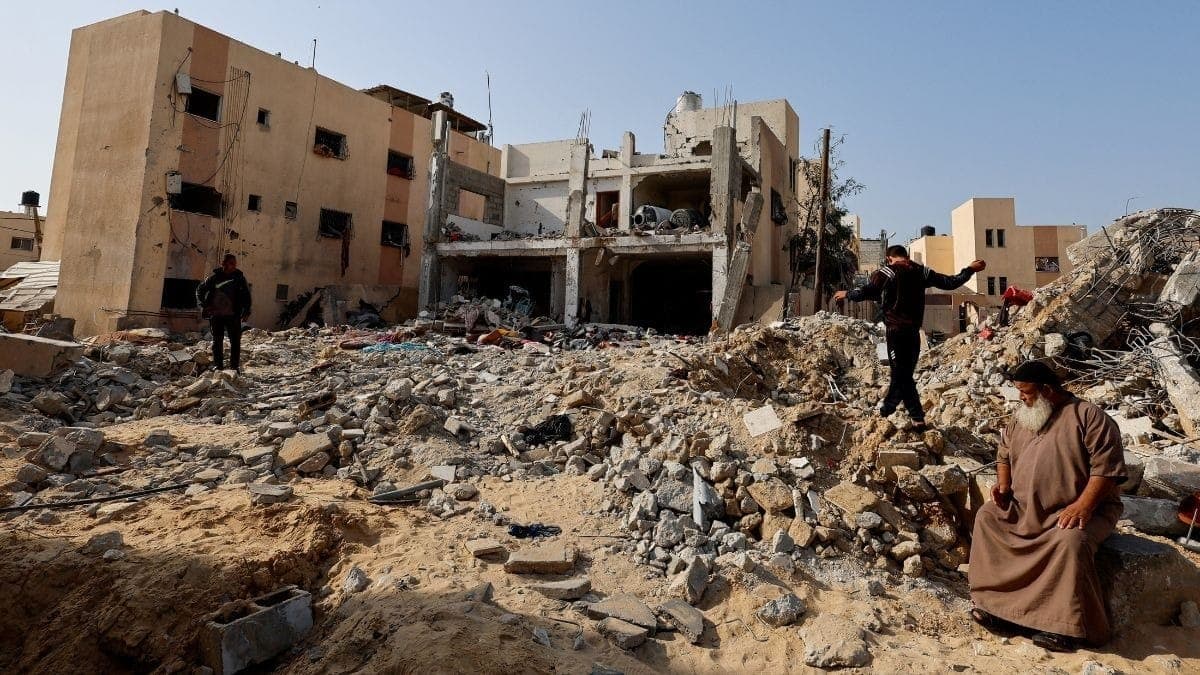 Casa destruída após ataque aéreo na cidade de Khan Younis, em Gaza