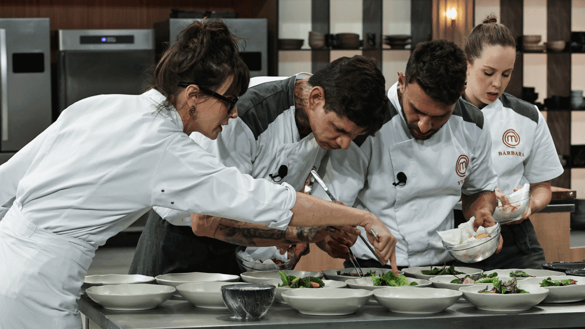 Helena Rizzo comanda prova de serviço no MasterChef Profissionais