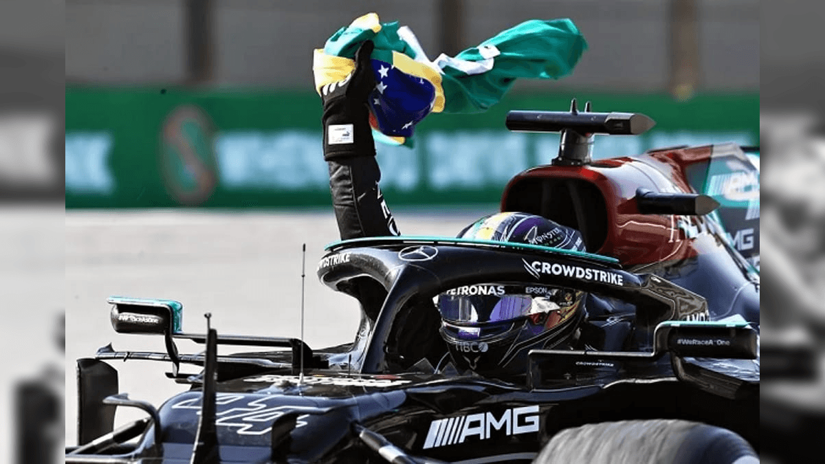 Hamilton carrega a bandeira do Brasil após vitória