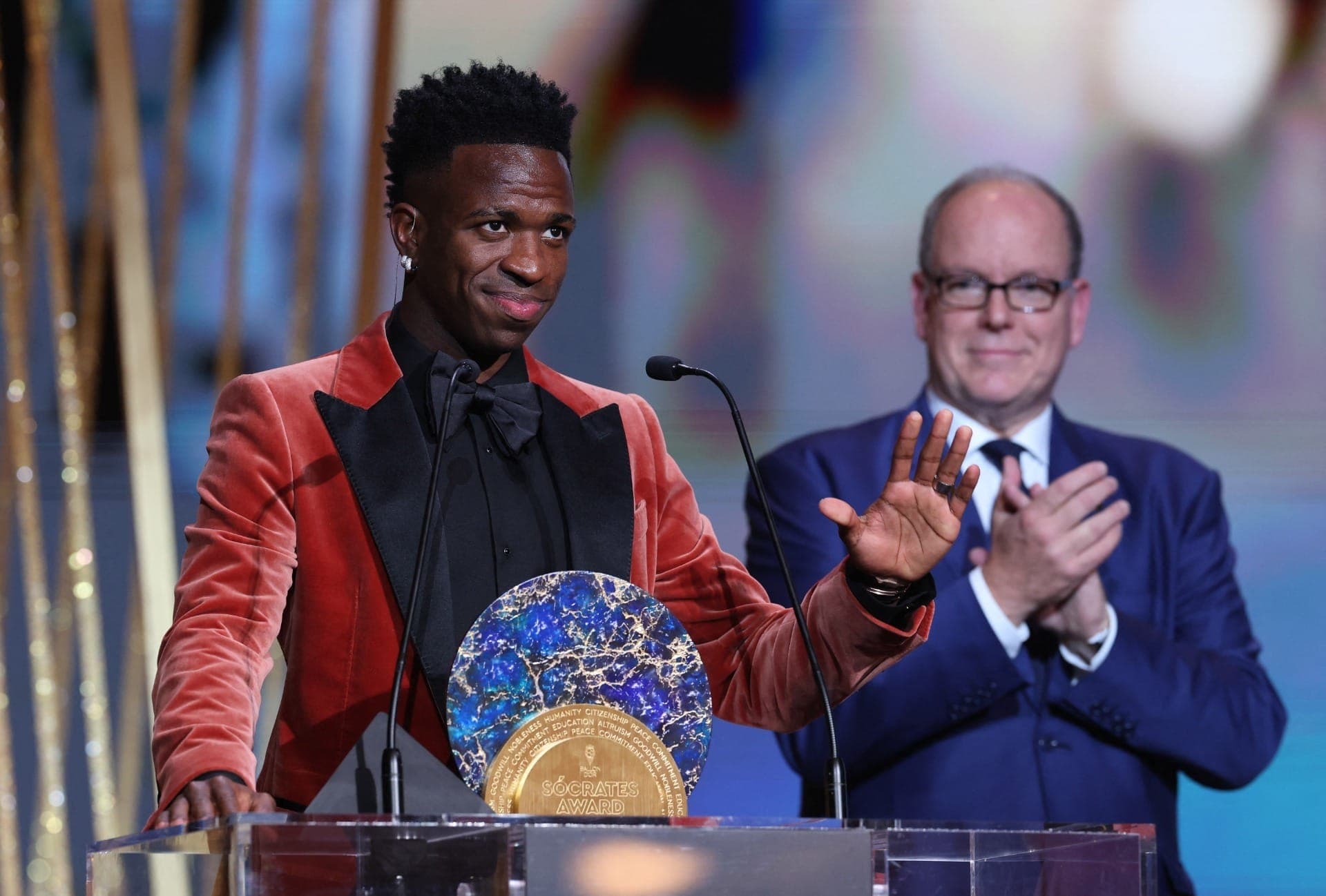 Vini Jr ganha Prêmio Sócrates no Bola de Ouro 2023