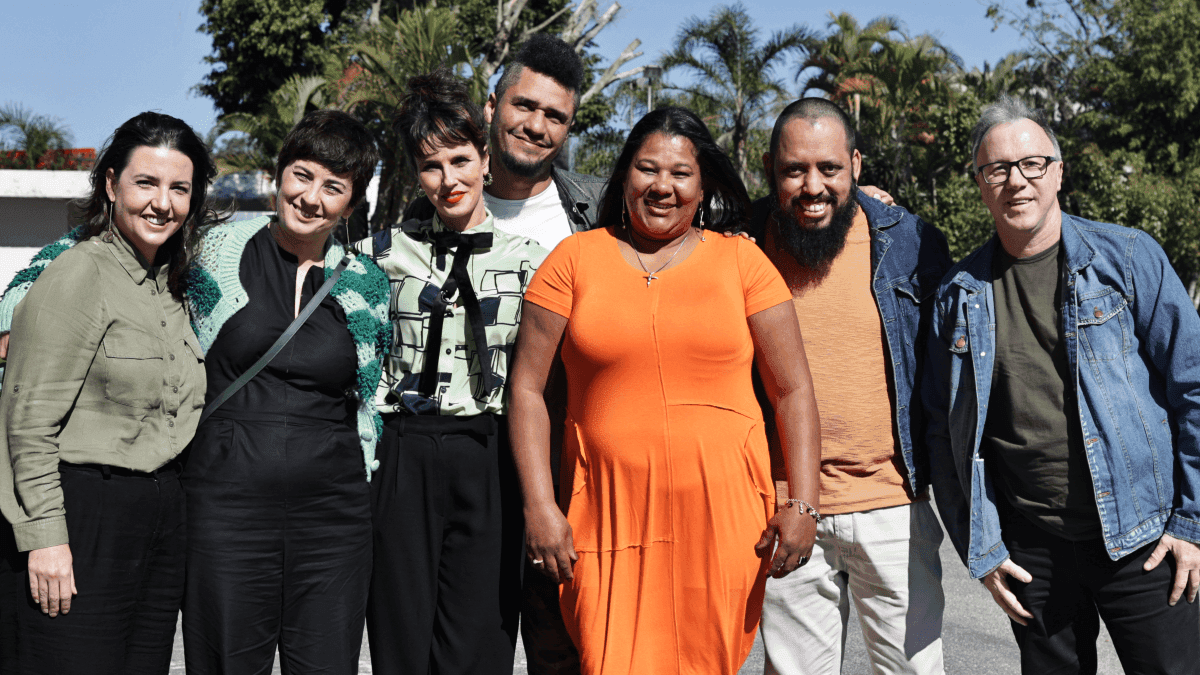 Helena Rizzo posa com o marido e com amigos