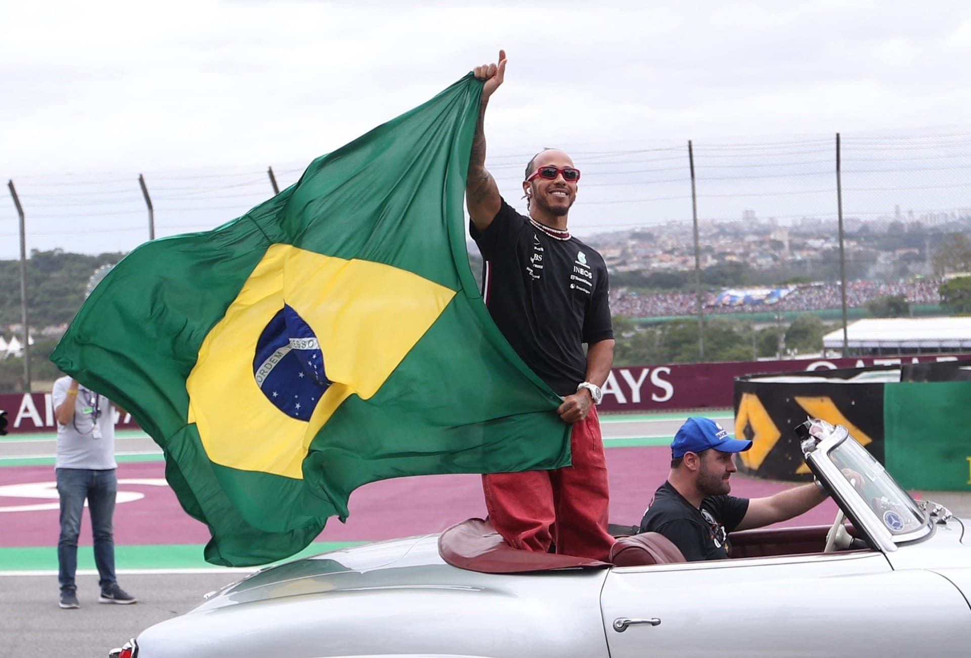 Lewis Hamilton revela dificuldades pessoais e vontade de trazer a Mission 44 para o Brasil