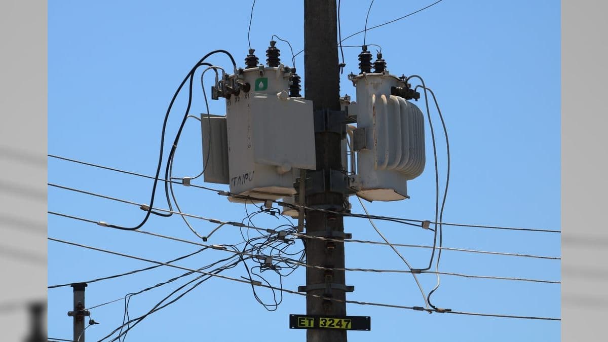 Poste de energia elétrica com cabos desconectados durante blecaute de ebergia da Enel, em São Paulo