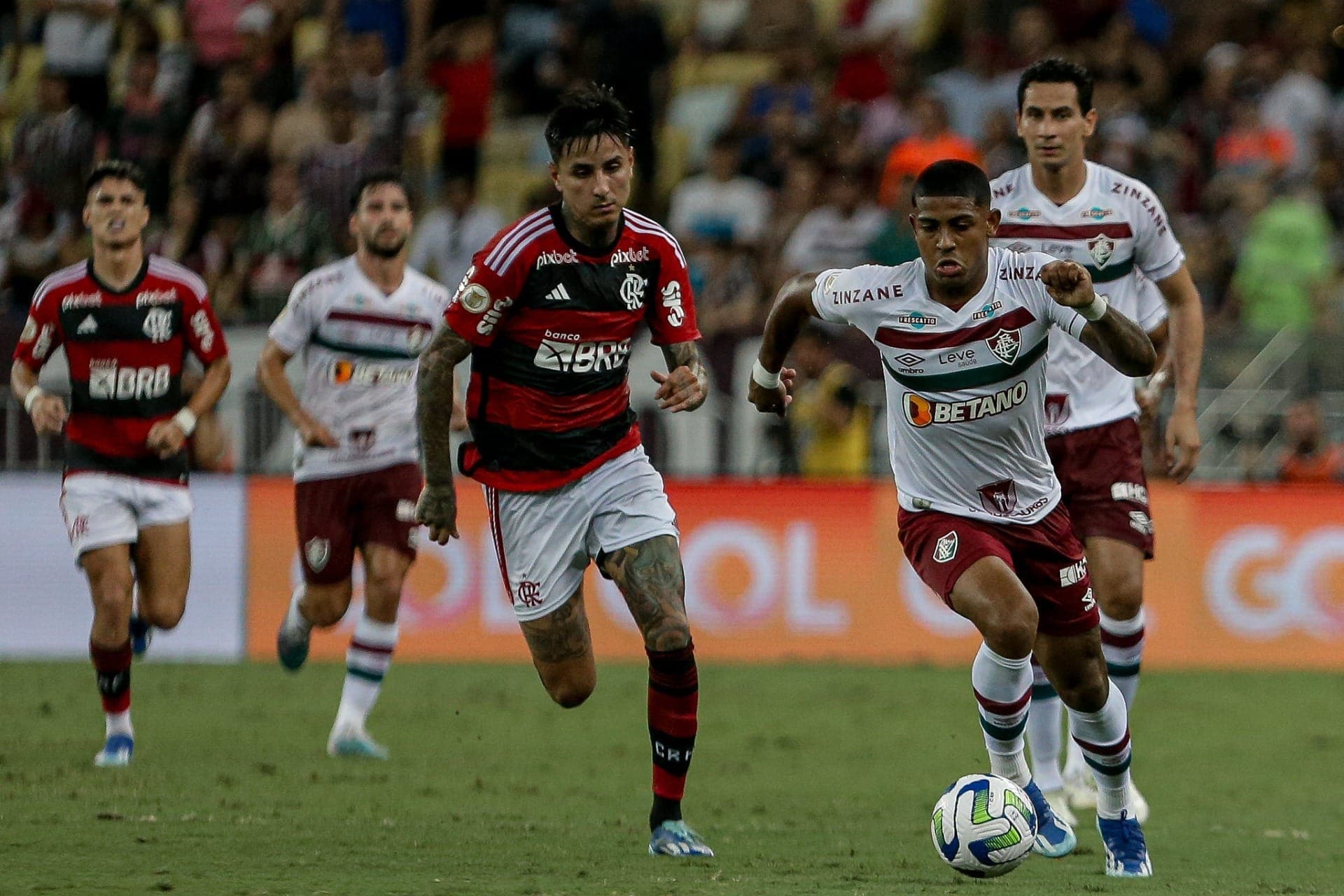 Pulgar e Kennedy no clássico entre Flamengo e Fluminense