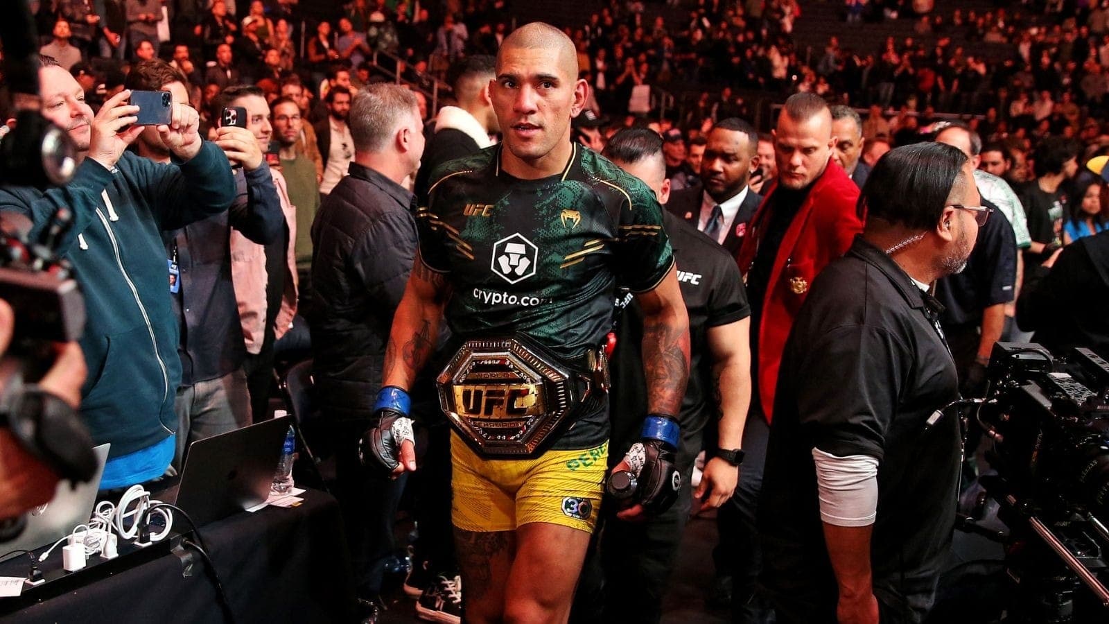 Alex Poatan é o novo campeão do peso meio-pesado do UFC