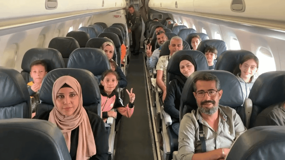 Brasileiros em avião da FAB antes da decolagem para o Brasil