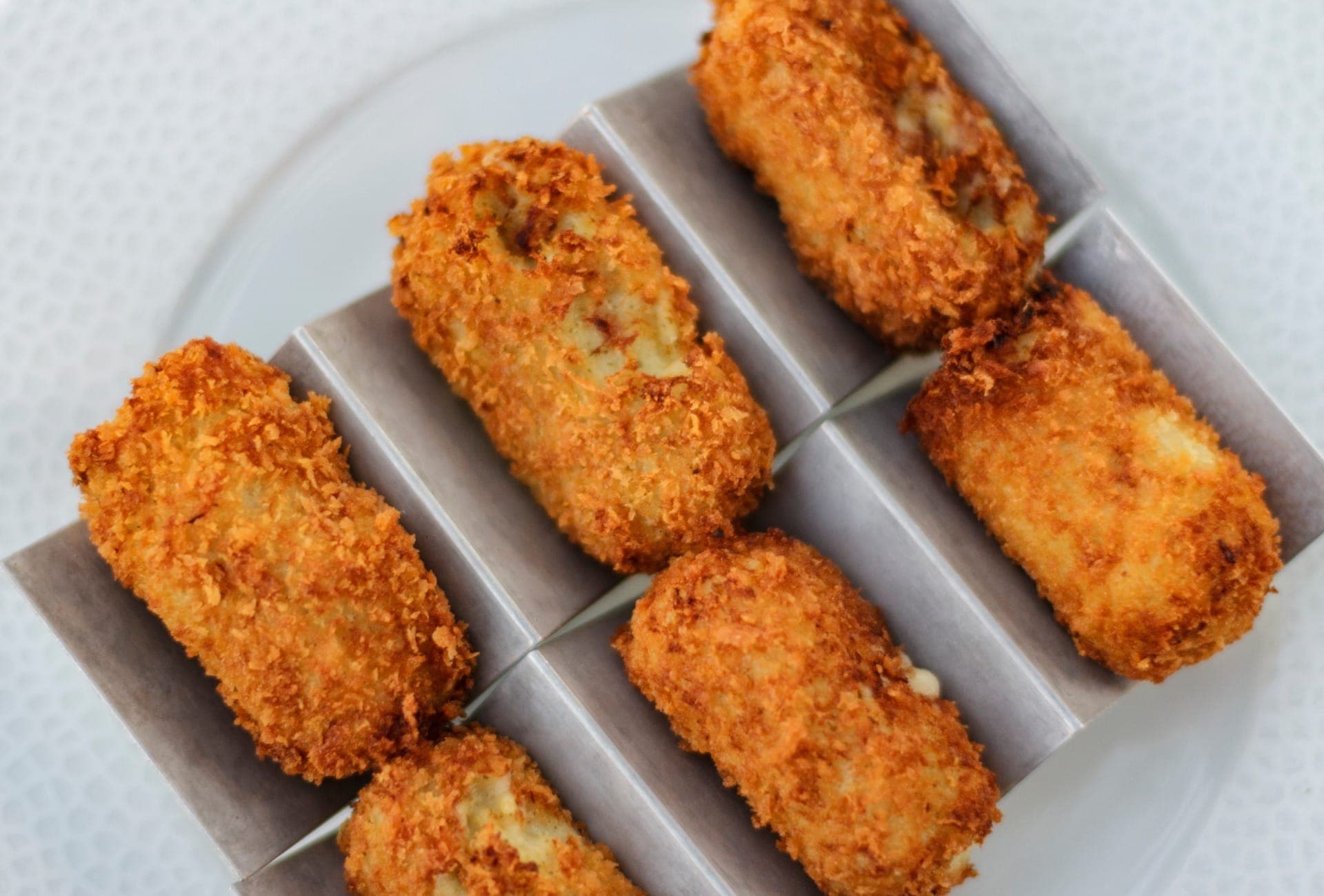Bolinho de bacalhau abrasileirado leva mandioca na massa