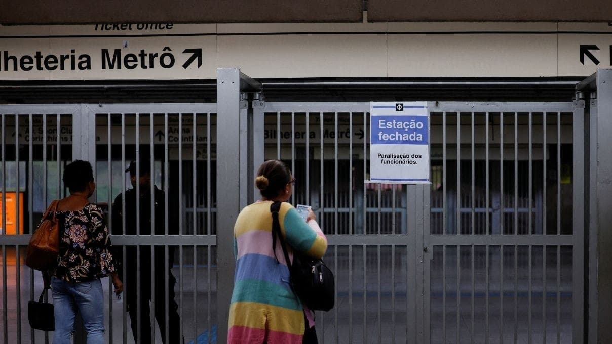 Usuários em estação de metrô fechada pela greve em SP