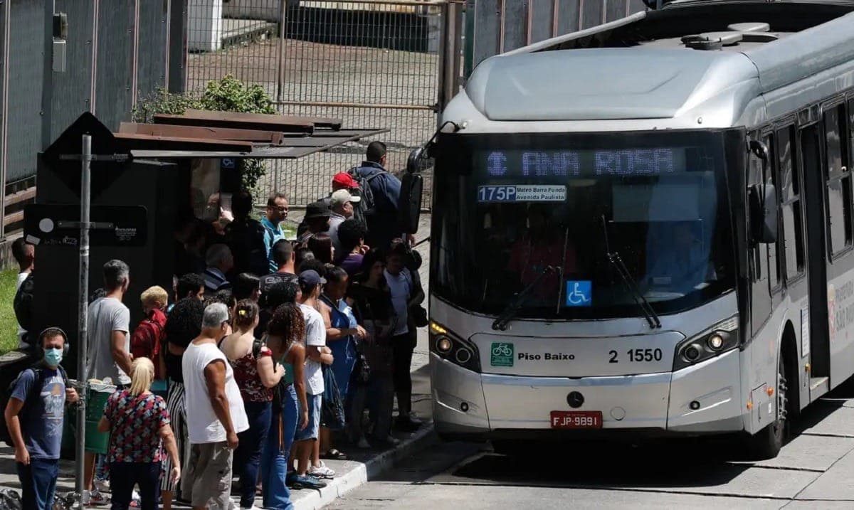 Motoristas de ônibus suspendem greve em São Paulo