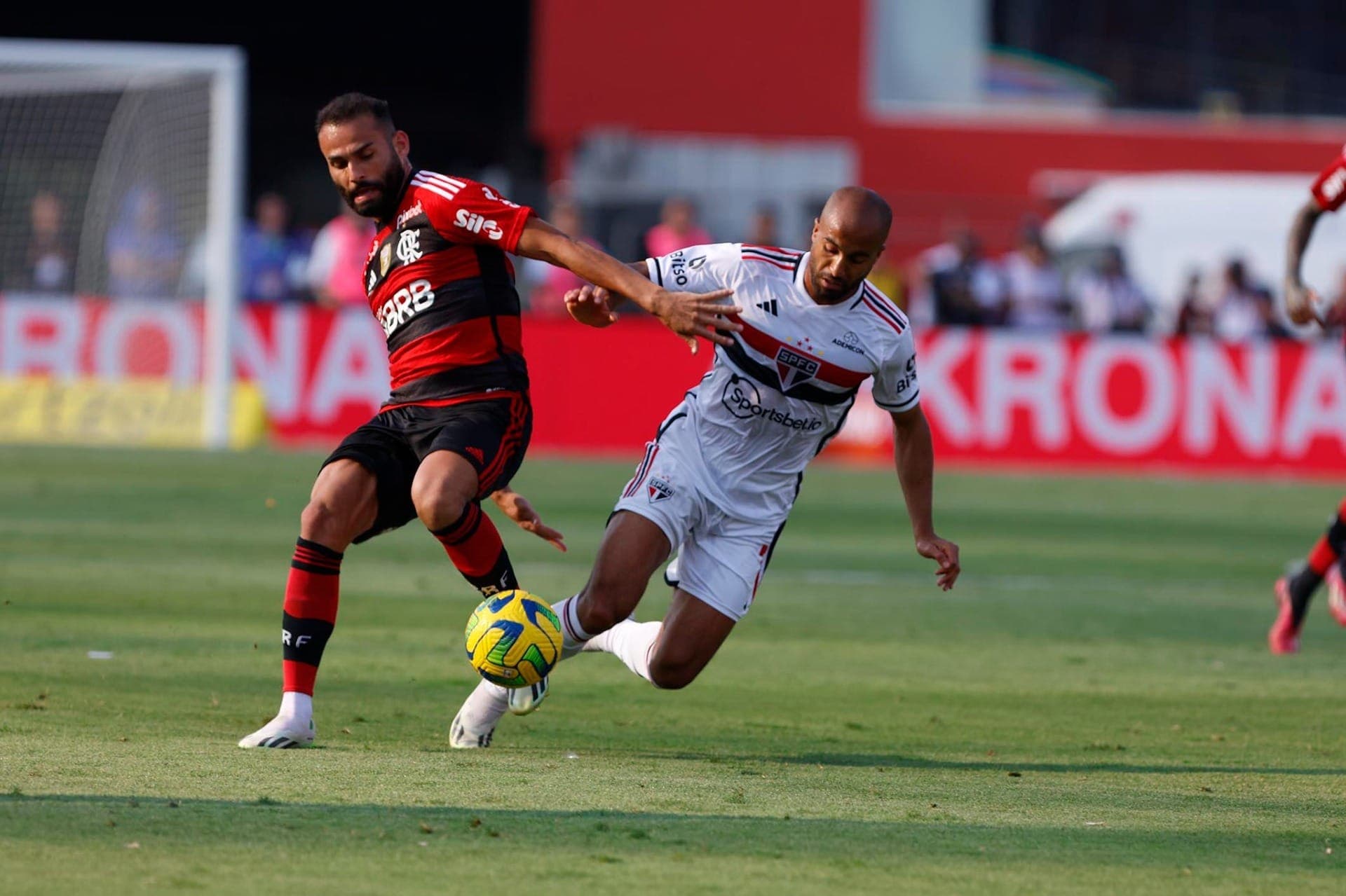 Thiago Maia e Lucas Moura em São Paulo x Flamengo