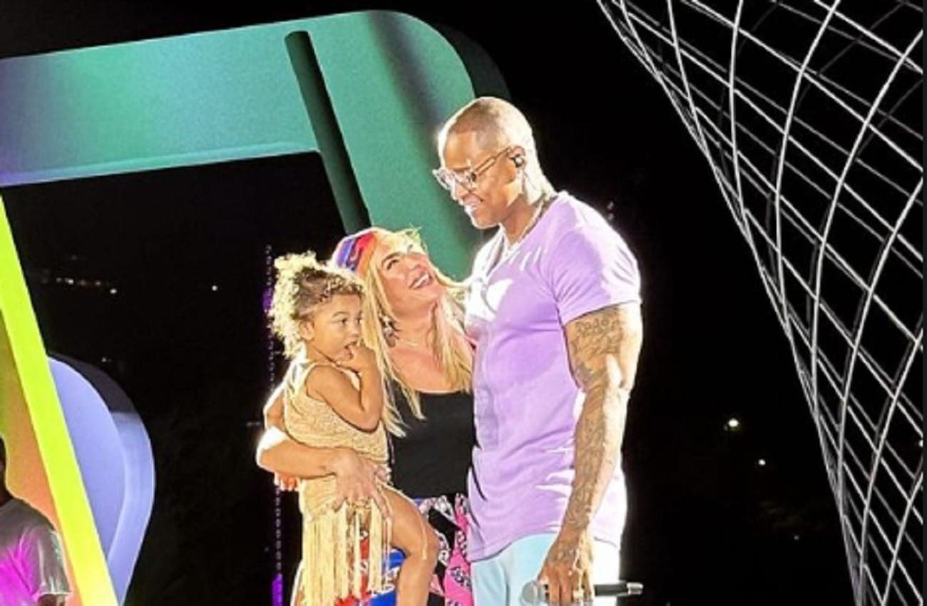 Leo Santana com Lore Improta e a filha Liz