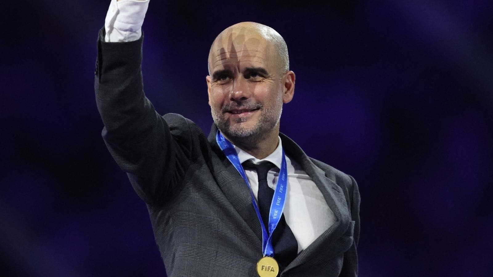 Pep Guardiola com a medalha de campeão mundial de 2023