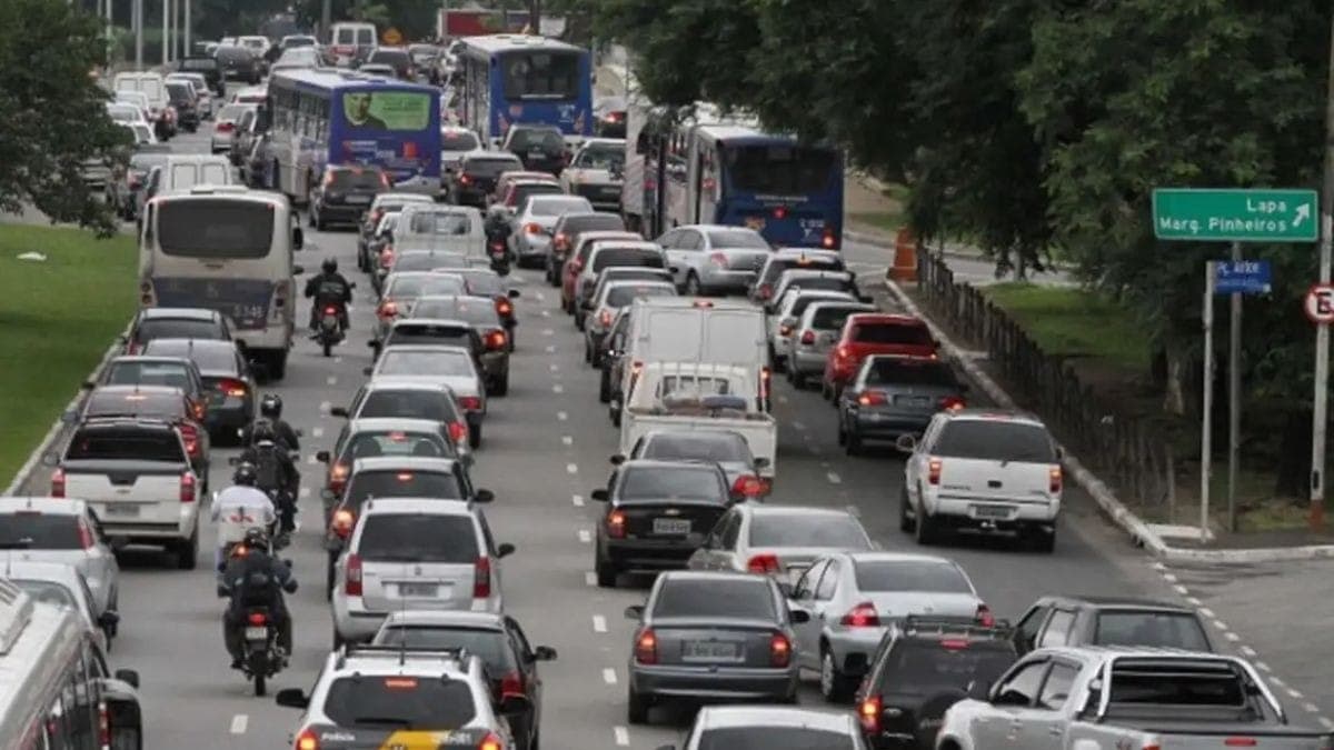 O rodízio vigora nesta segunda-feira para os carros com placas finais 1 e 2
