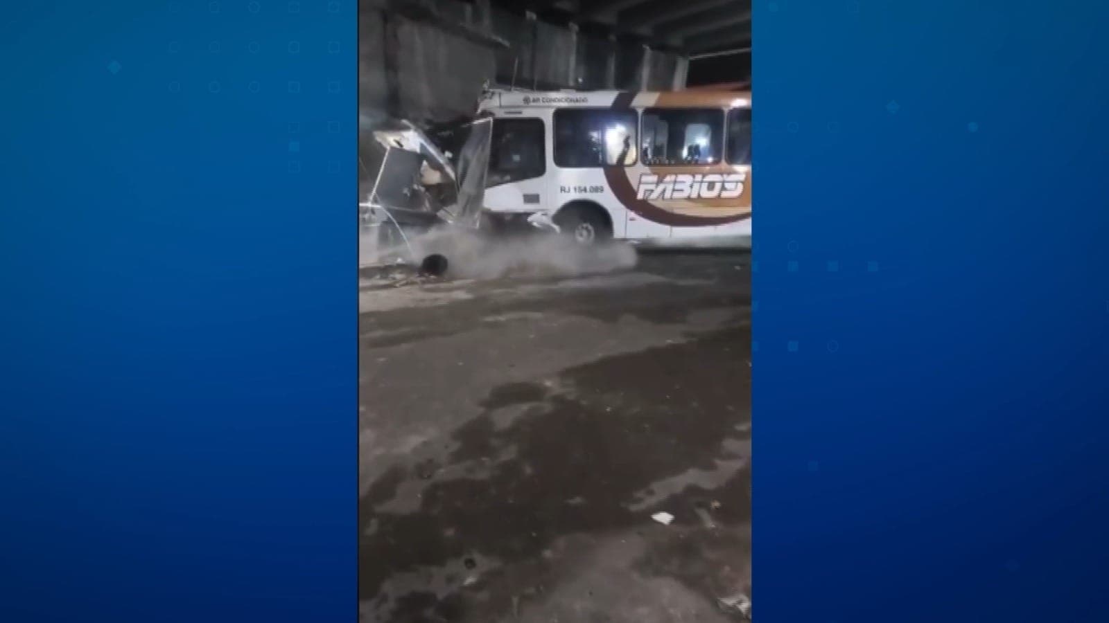 Antes de bater no muro de uma estação de trem, o coletivo atingiu dois carros e uma moto